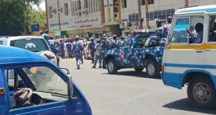 Crowds and police gather outside the criminal court in Khartoum Bahri to attend a trial